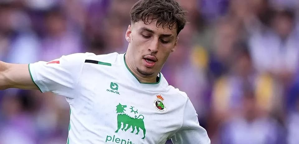 Futbolchi to'pni zarb berishga tayyor