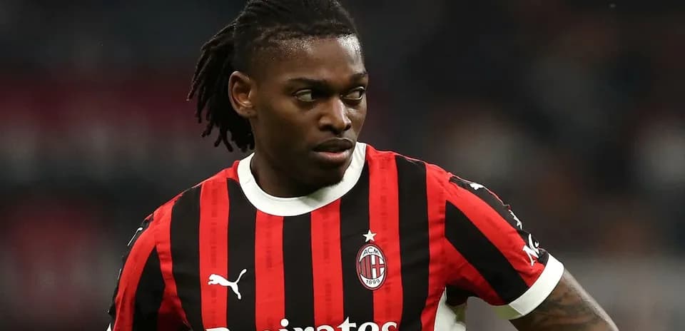 Futbolchi AC Milan formasida maydonda