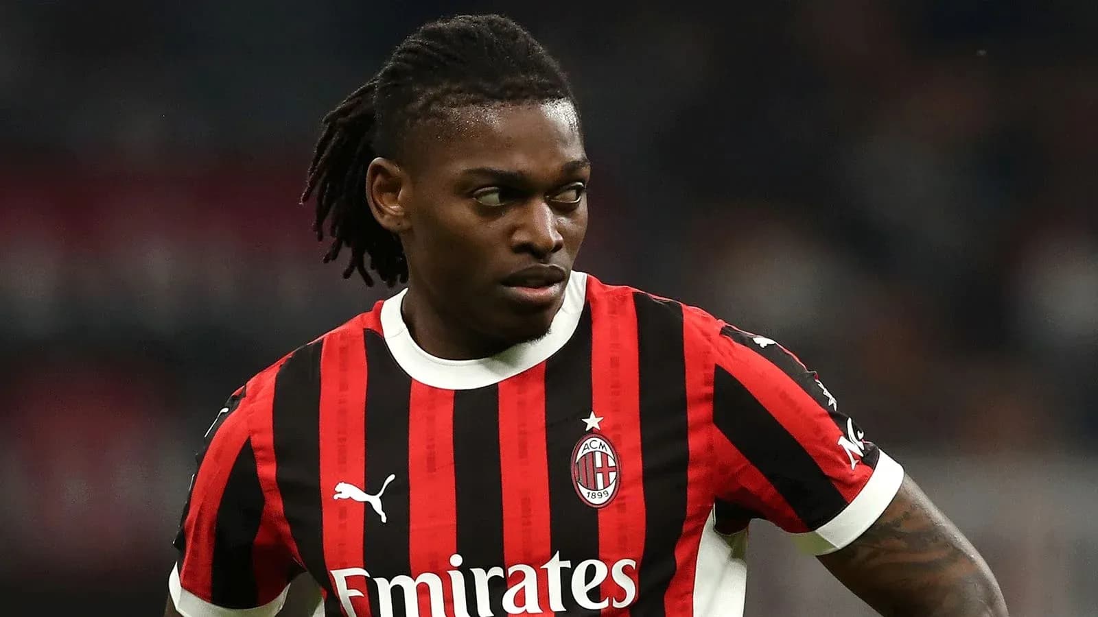 Futbolchi AC Milan formasida maydonda
