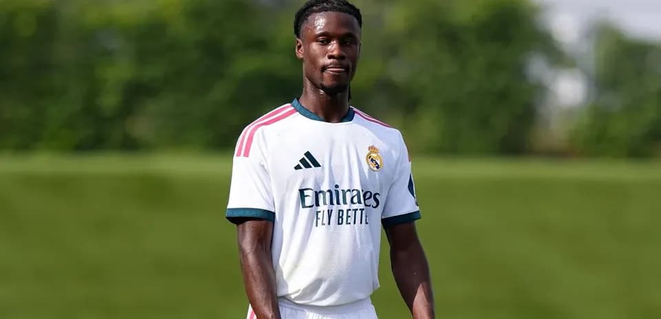 Futbolchi Real Madrid formasi bilan maydonda turibdi