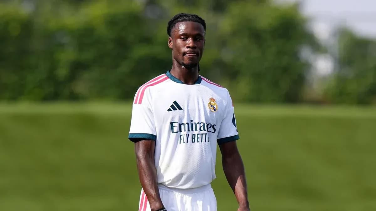 Futbolchi Real Madrid formasi bilan maydonda turibdi