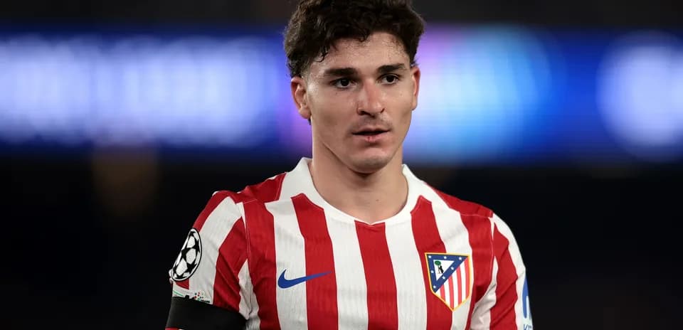Futbolchi Atletico Madrid formasida o'yin davomida
