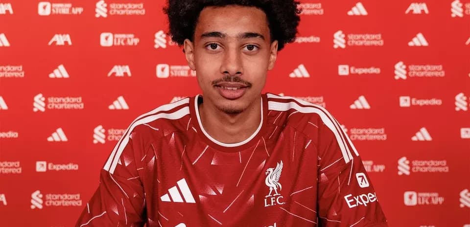Futbolchi yangi shartnoma imzolamoqda, Liverpool formasi kiygan