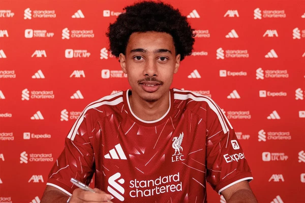 Futbolchi yangi shartnoma imzolamoqda, Liverpool formasi kiygan