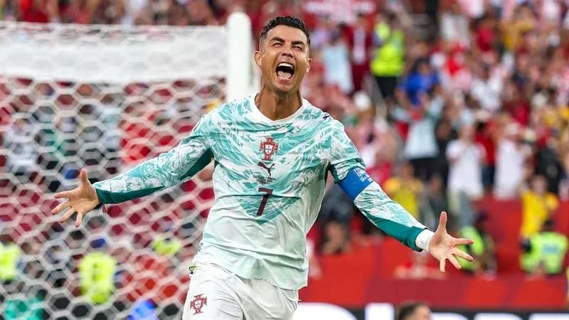 Futbolchi Cristiano Ronaldo gol urganidan keyin nishonlaydi