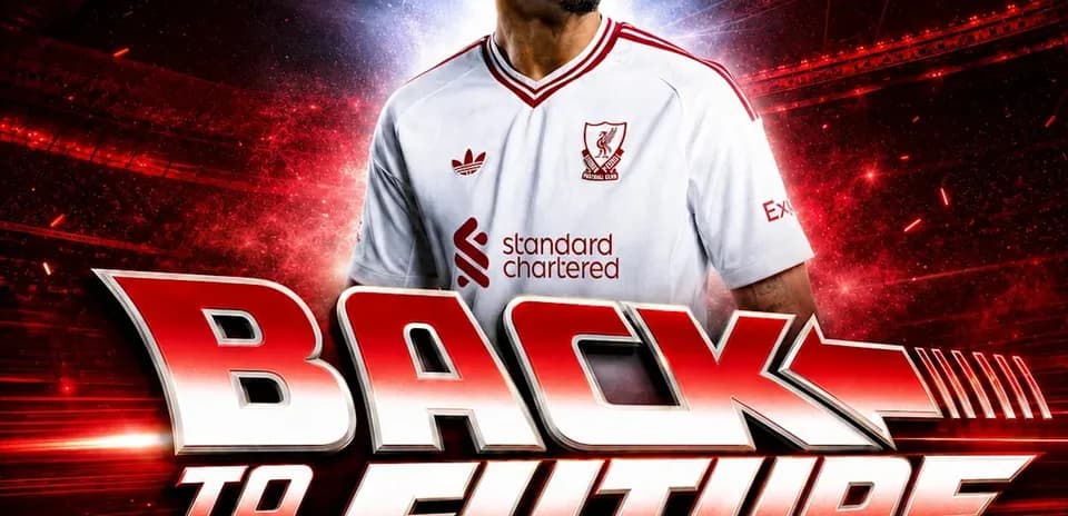 Futbolchi Liverpool formasida, 'Back to the Future' logotipi