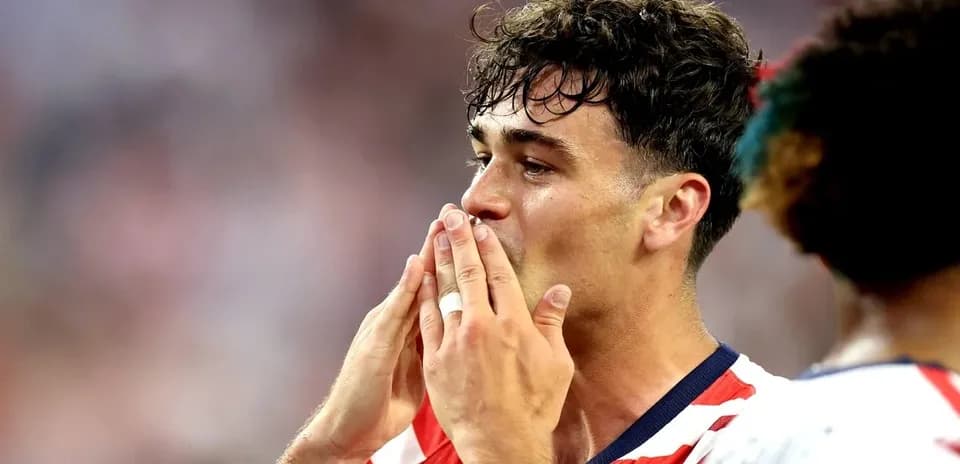 Futbolchi g'alaba nishonlayotgan paytda