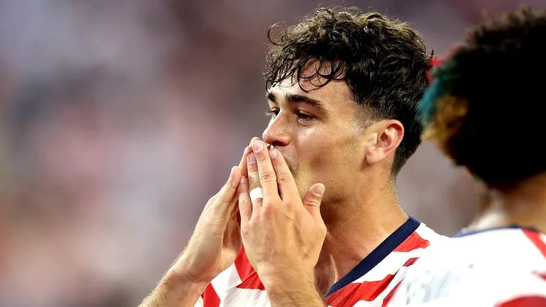 Futbolchi g'alaba nishonlayotgan paytda