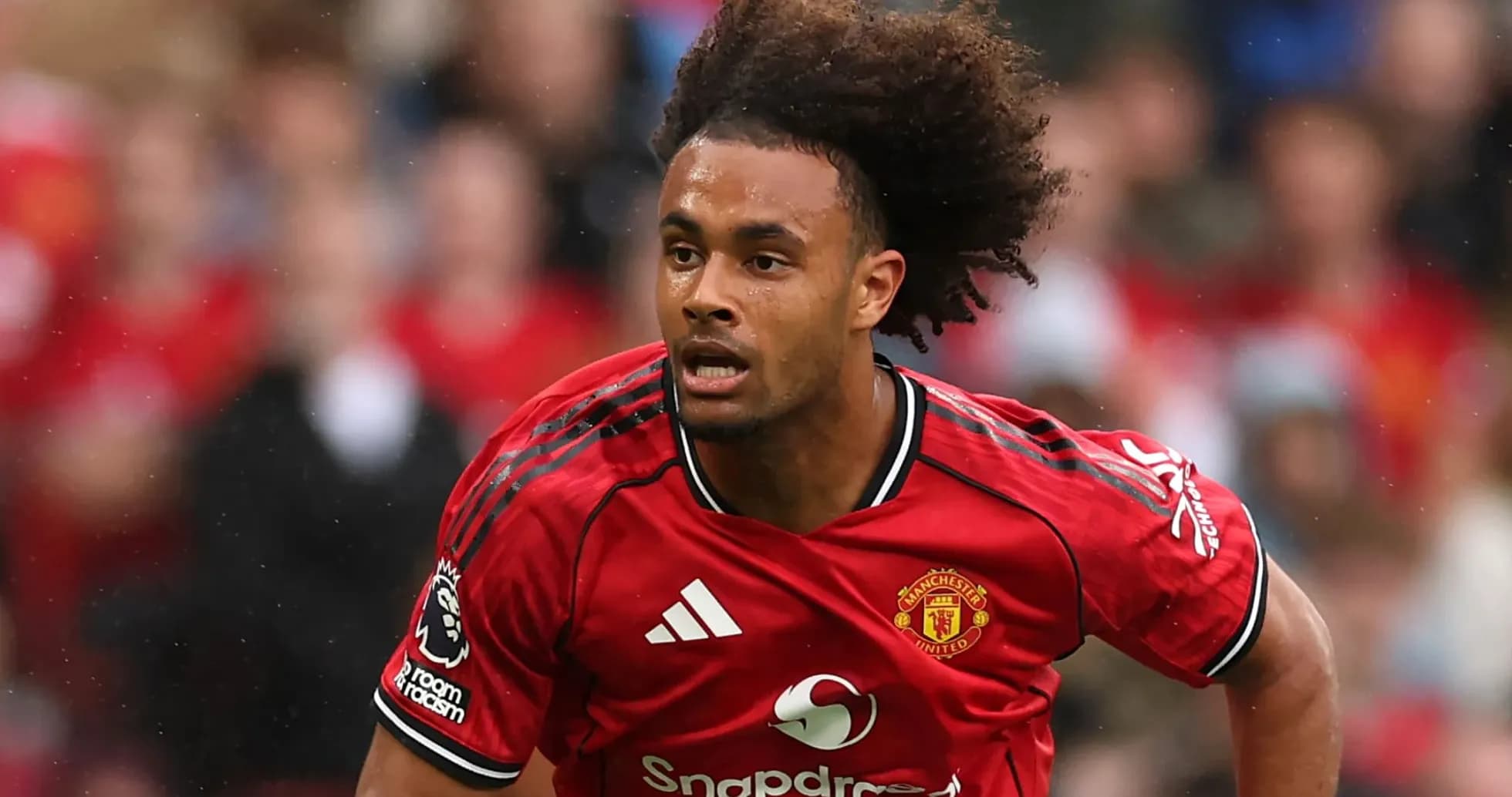 Futbolchi maydonda harakatlanmoqda, Manchester United formasi