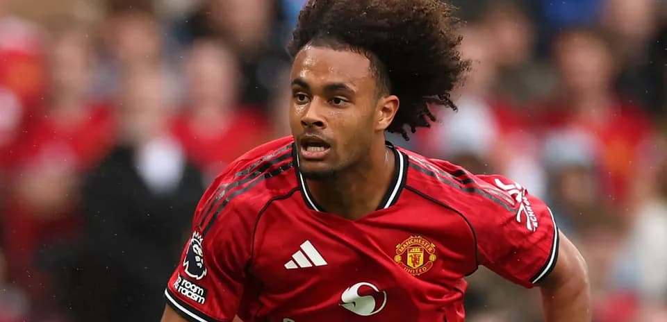 Futbolchi maydonda harakatlanmoqda, Manchester United formasi