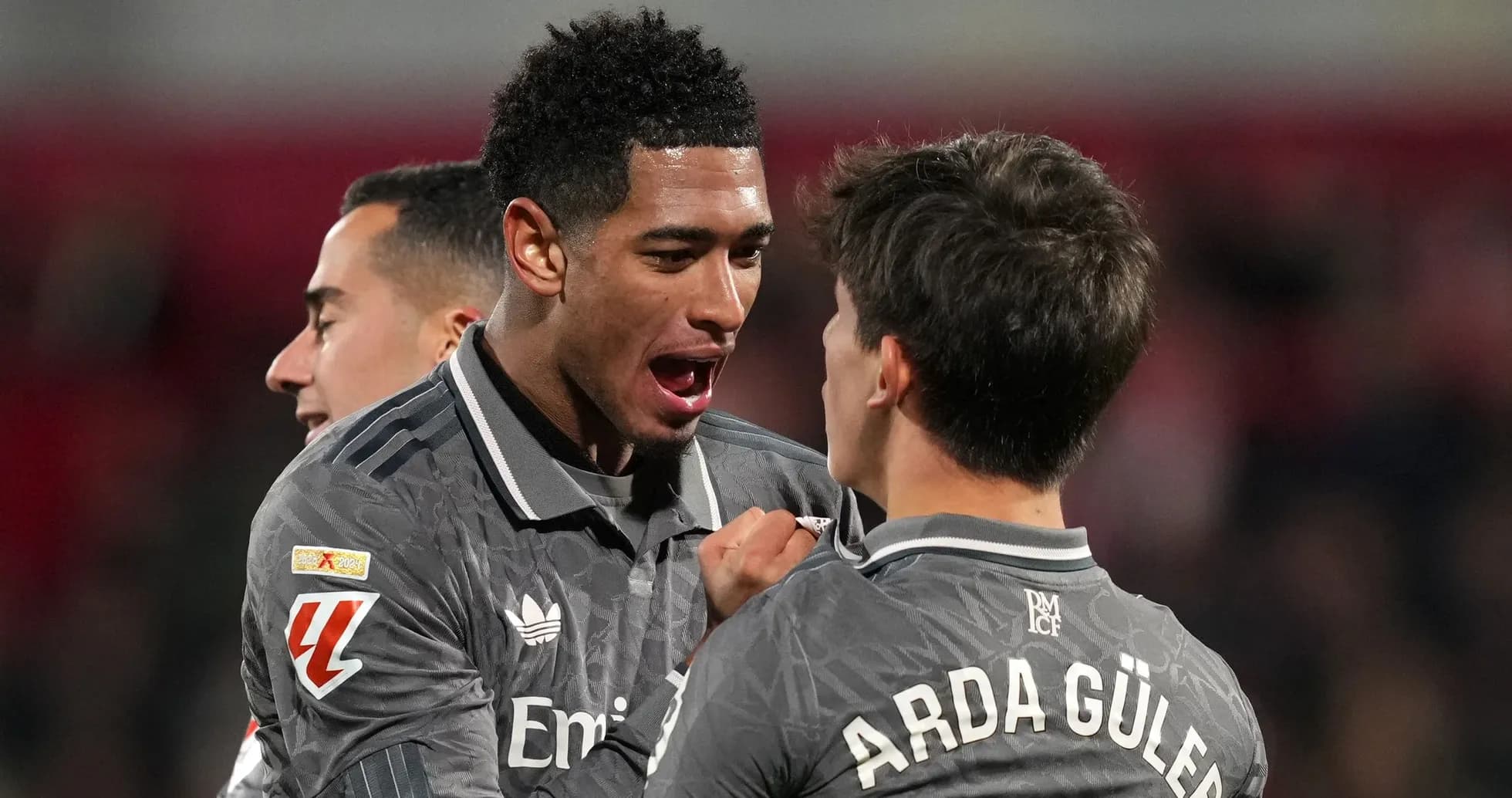 Futbolchilar g'alaba bilan bir-birini quchmoqda