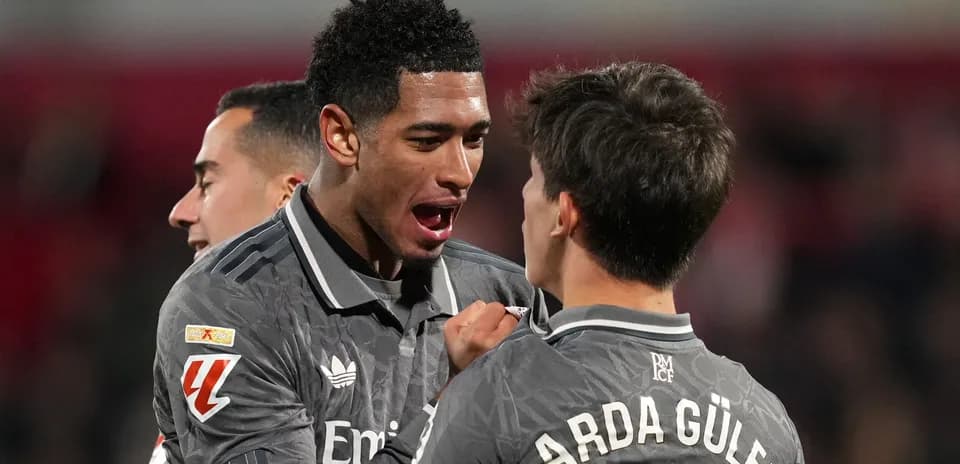 Futbolchilar g'alaba bilan bir-birini quchmoqda