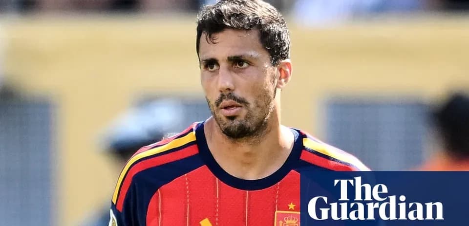 Futbolchi Ispaniya formasi kiygan o'yinchi maydonda