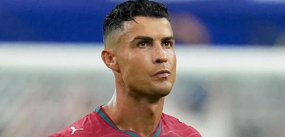 Futbolchi o'yin davomida maydonga qarab turibdi