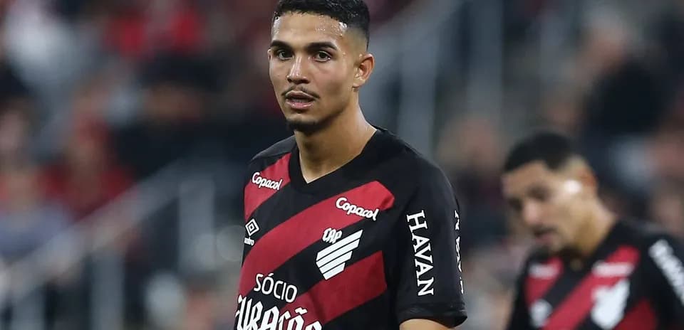 Futbolchi o'yinchi maydonda harakatda