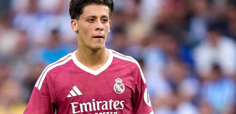 Futbolchi Madridning rozov futbol formasida