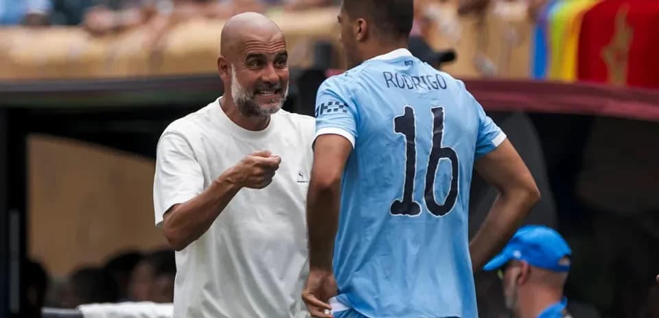 Trener futbolchi bilan strategiya muhokama qilmoqda