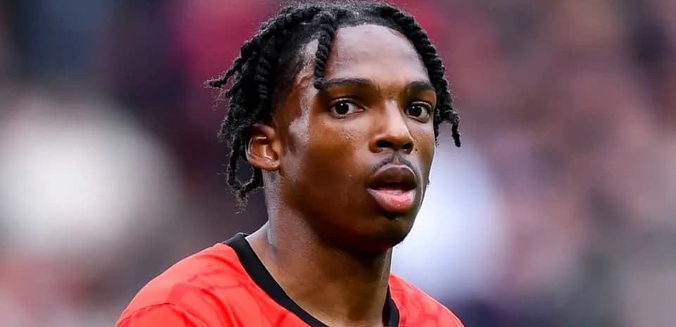Futbolchi maydonda o'yin paytida qiyofasi
