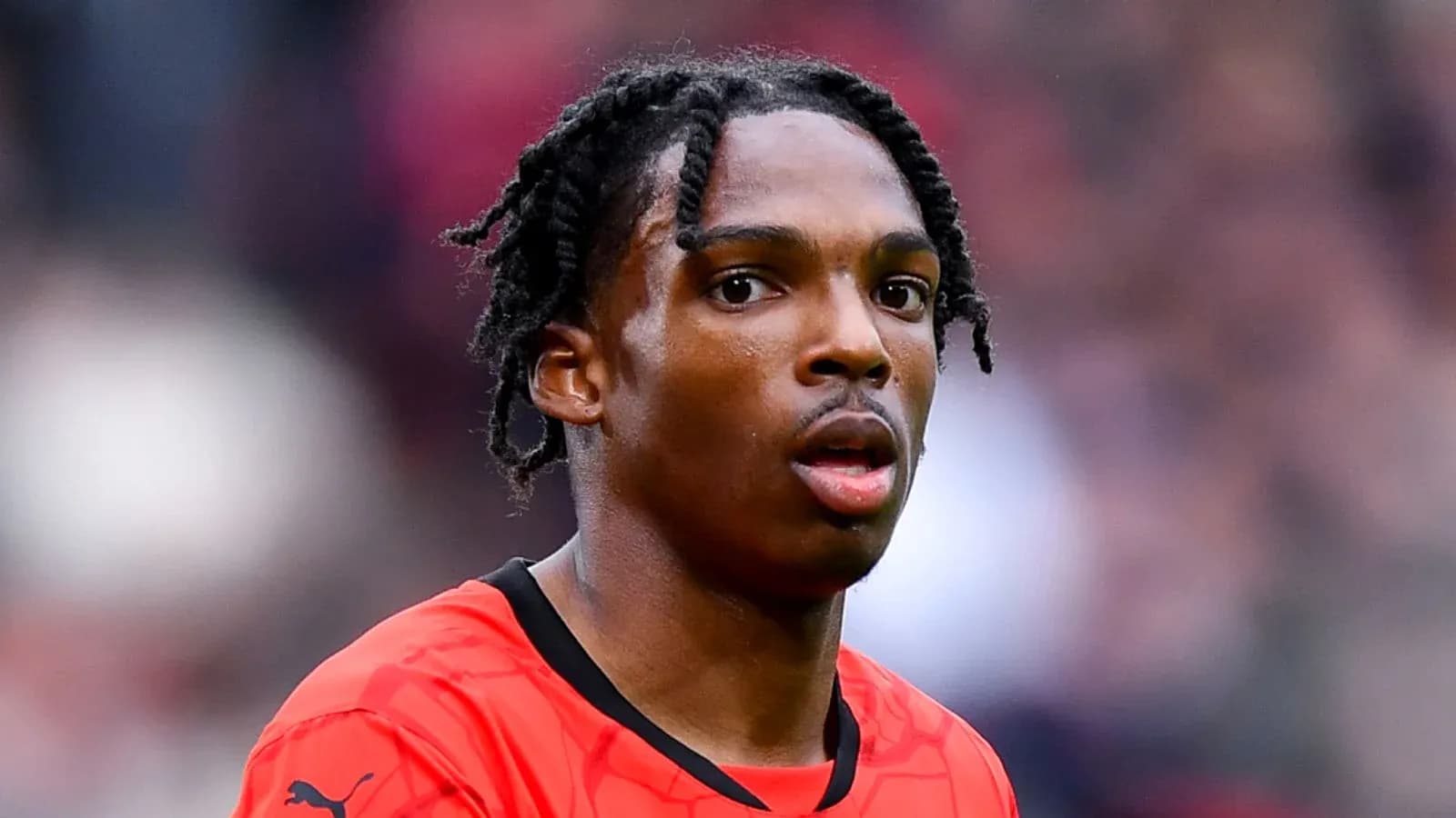 Futbolchi maydonda o'yin paytida qiyofasi