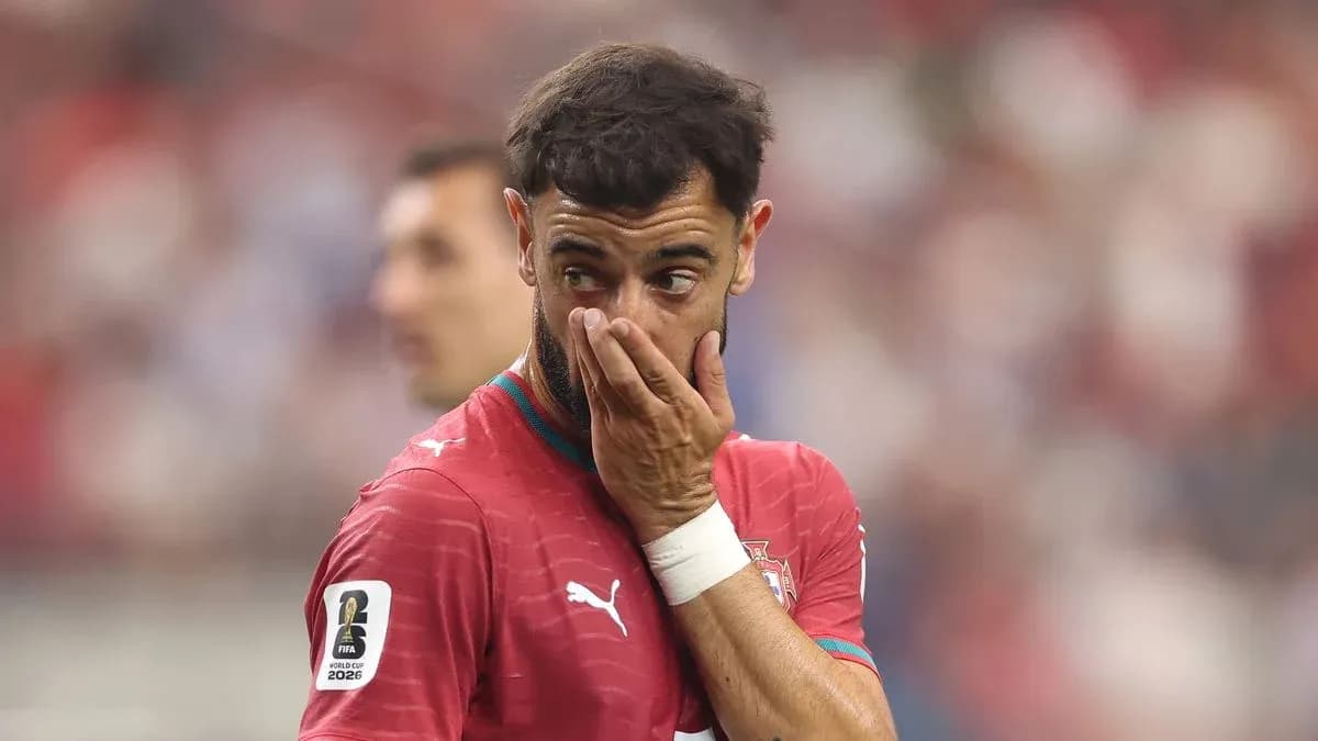 Futbolchi o'yin davomida qo'lini yuzi bilan bosmoqda