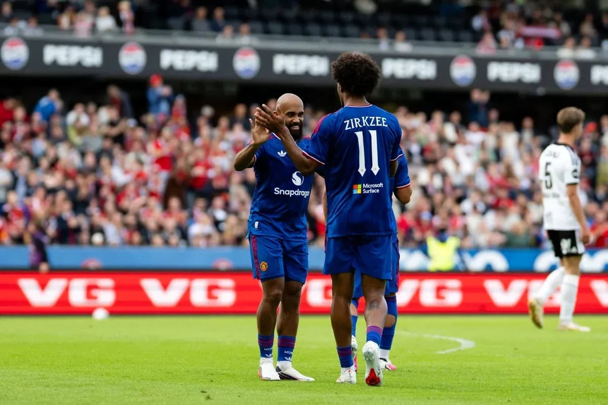 Ikkita futbolchi quchoqlashmoqda o'yin davomida