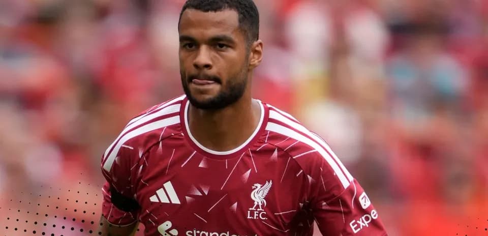 Futbolchi LFC formasida maydonga chiqmoqda