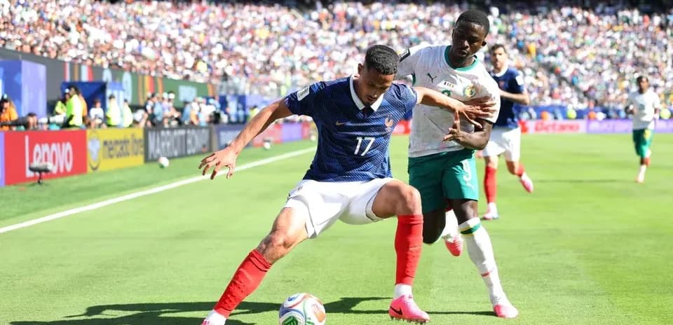 Fransuz futbolchisi to'pni ushlab qolishga harakat qilmoqda
