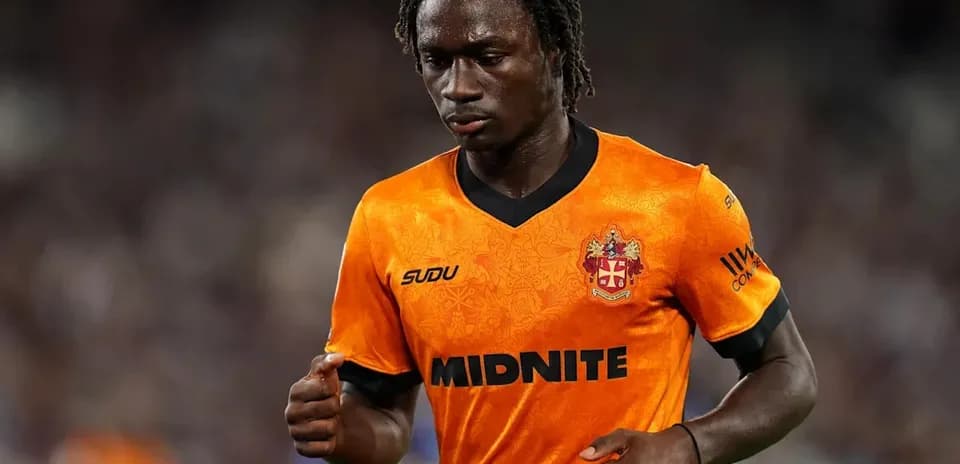 Futbolchi orange formasi bilan maydonda harakatda