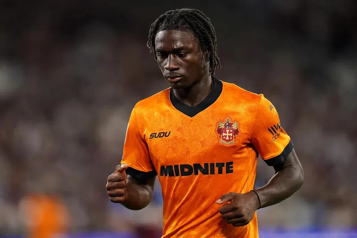 Futbolchi orange formasi bilan maydonda harakatda