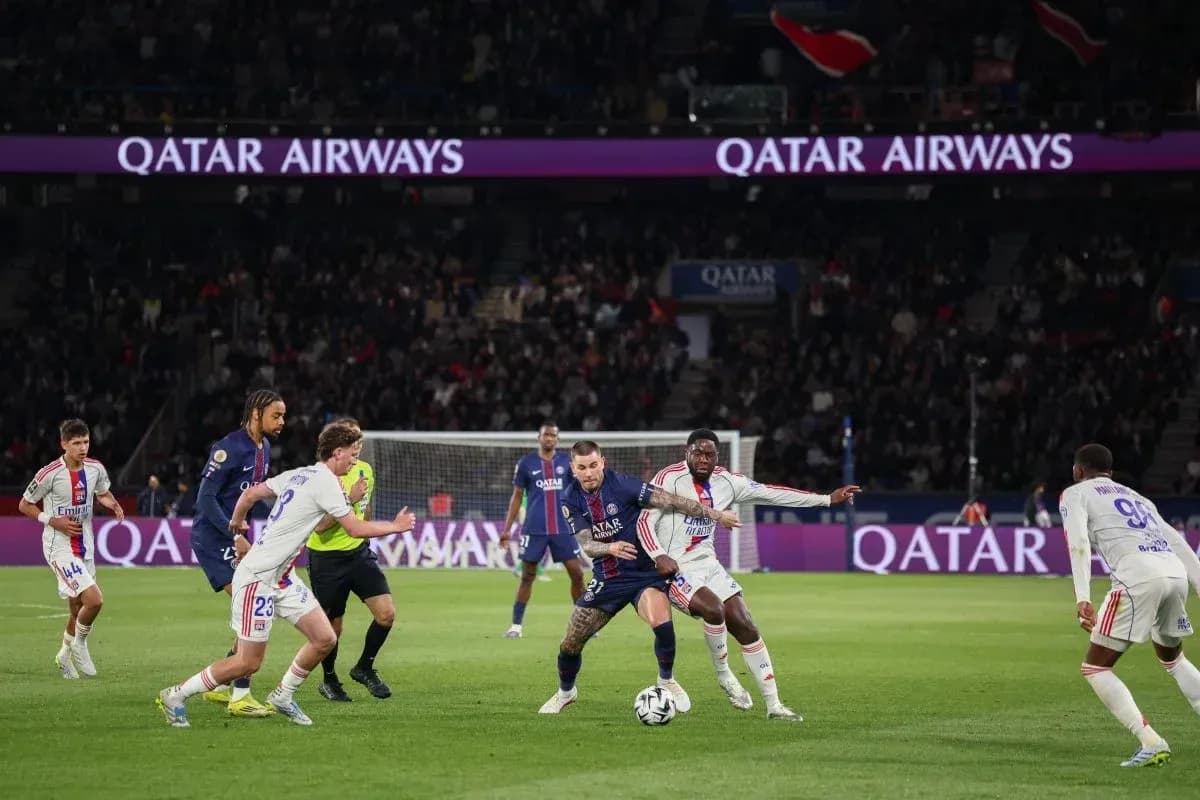 PSG and Lyon players contesting for the ball