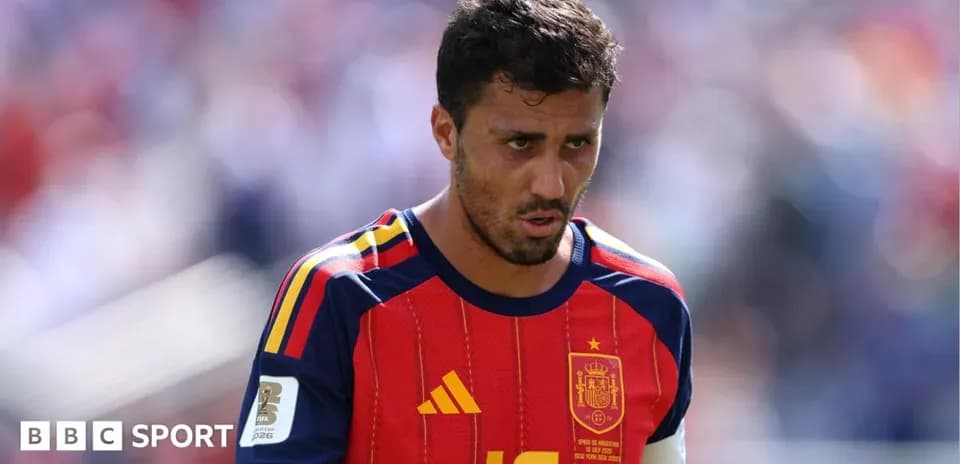 Futbolchi Ispaniya formasida o'yinda harakatda