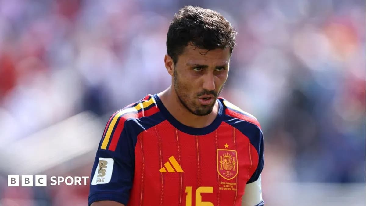Futbolchi Ispaniya formasida o'yinda harakatda