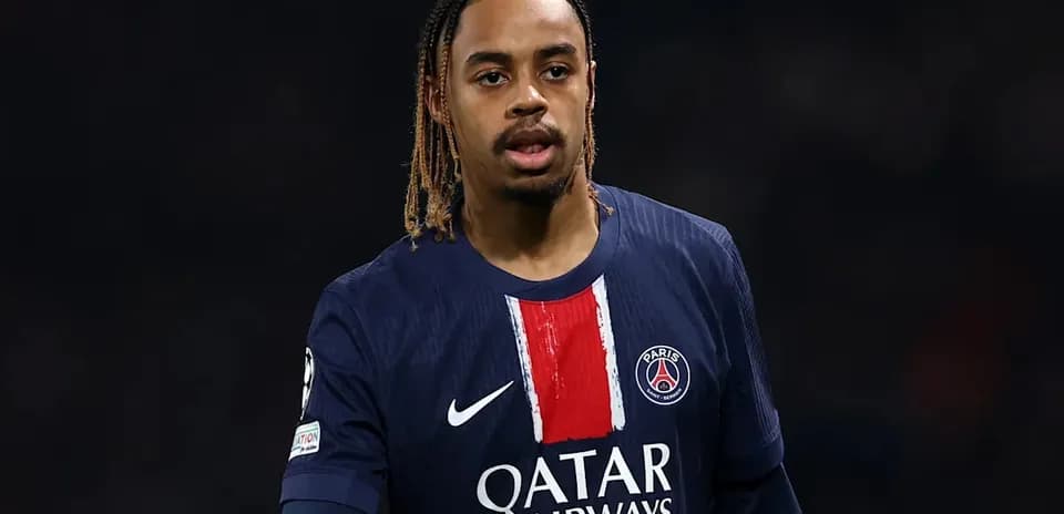 Futbolchi PSG formasida maydonda yurmoqda