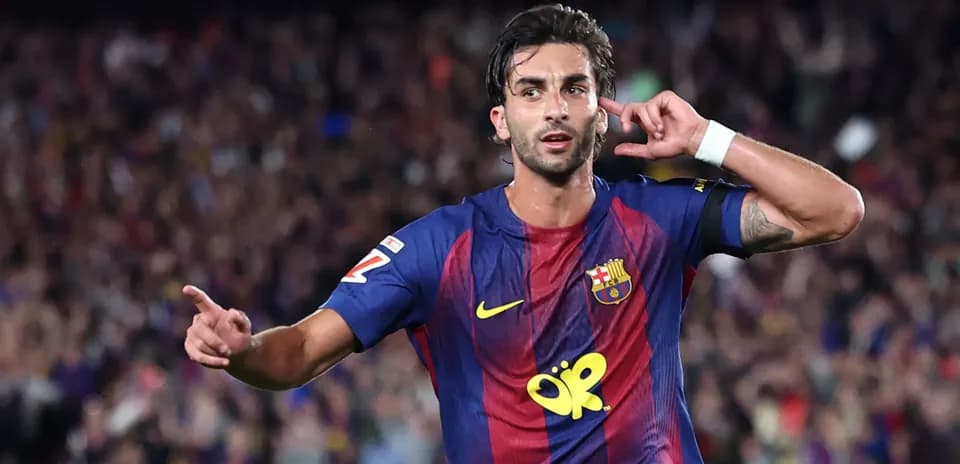 Futbolchi gol urganidan so'ng tomoshabinlarga ishora qilmoqda