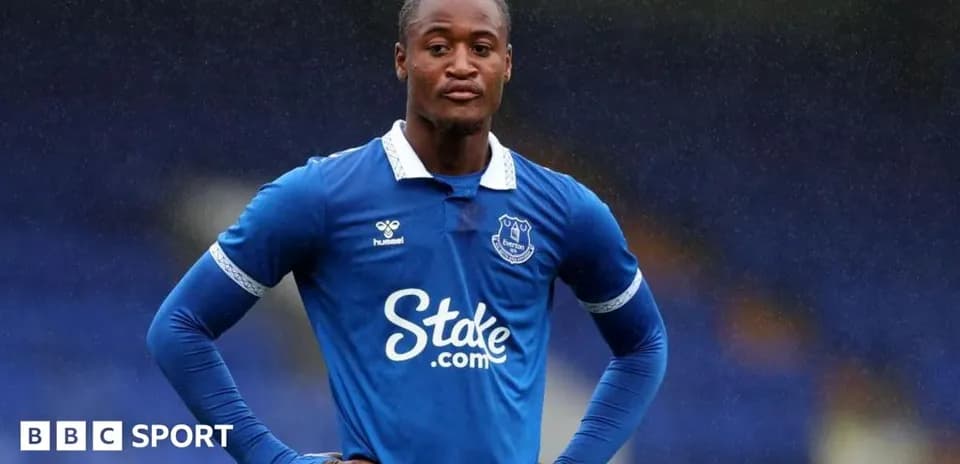 Futbolchi Everton futbol formasida maydonda turibdi