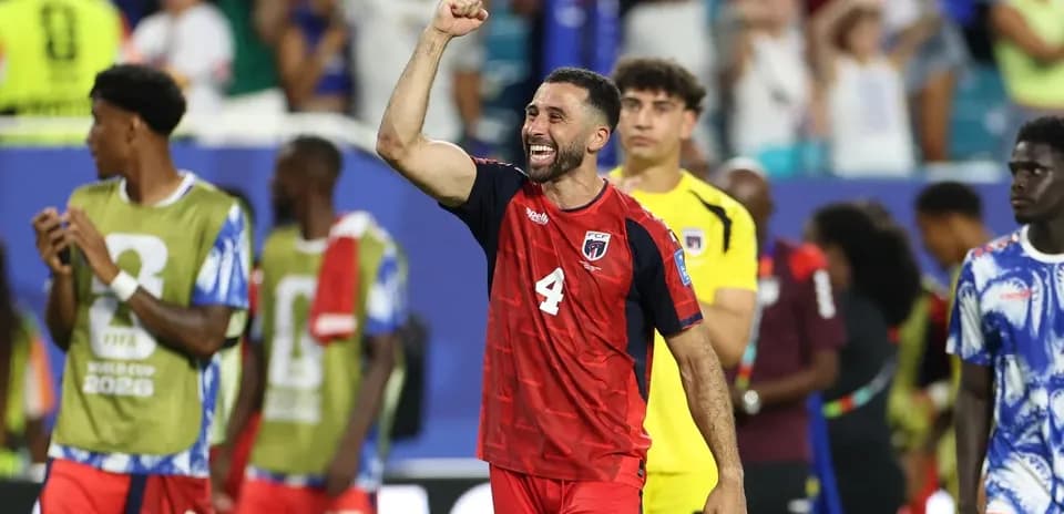 Futbolchi g'alaba qozonganidan keyin qo'lini ko'taradi