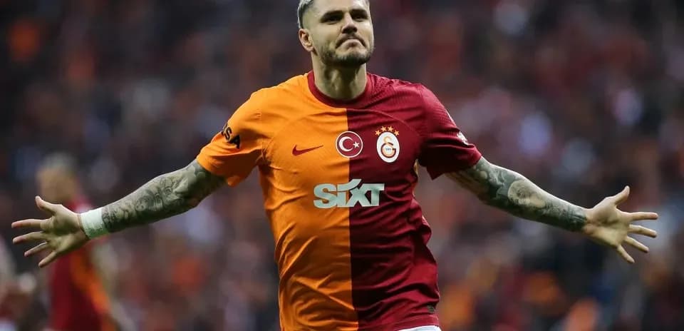 Futbolchi Galatasaray formasida goli nishonlayapti