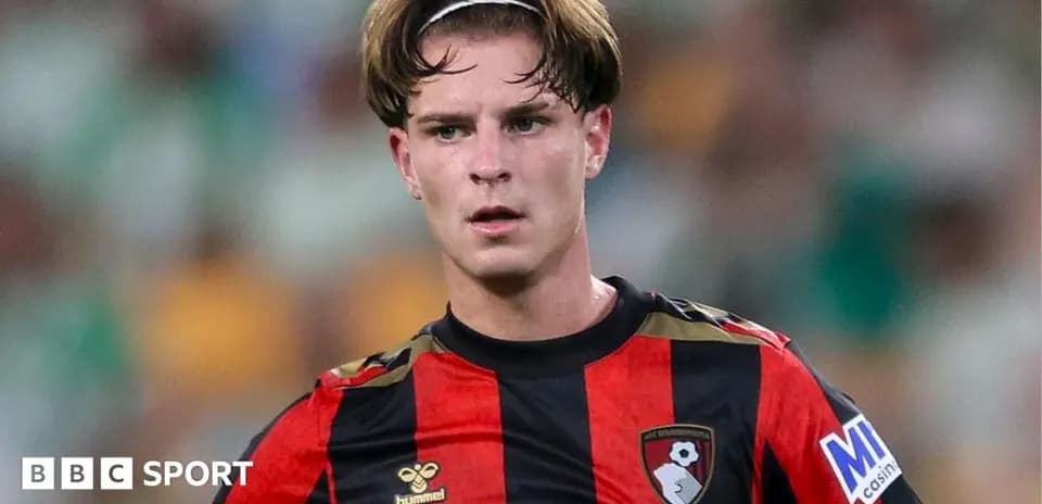 Futbolchi maydonga qarab turibdi, Bournemouth formasi