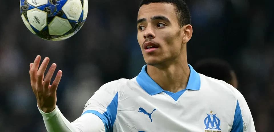 Futbolchi to'pni ushlab turibdi, OM formasi