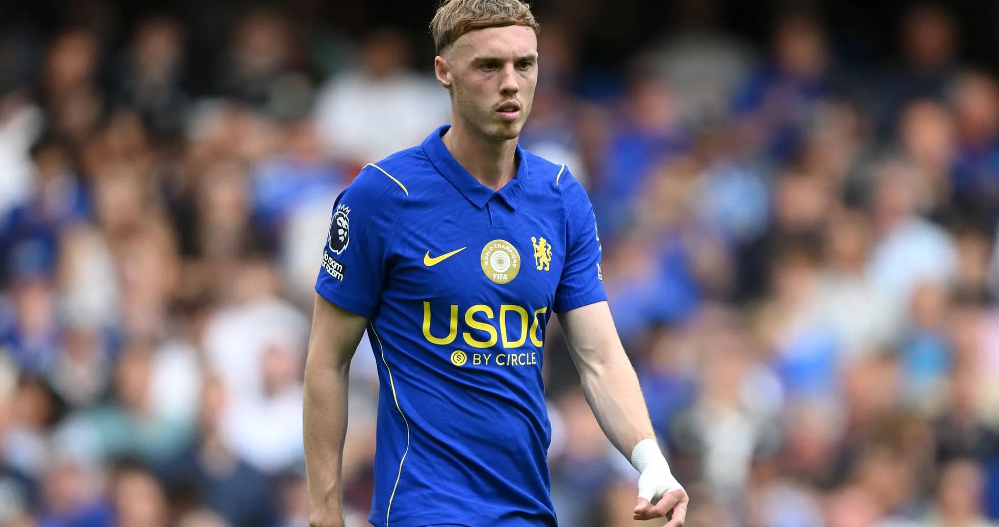 Futbolchi Chelsea formasida maydonda harakatda