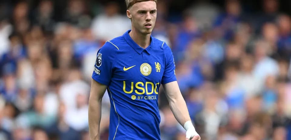 Futbolchi Chelsea formasida maydonda harakatda