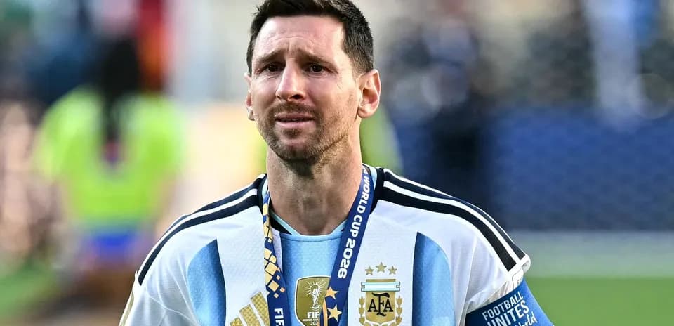 Futbolchi medal taqsimotidan keyin maydonda