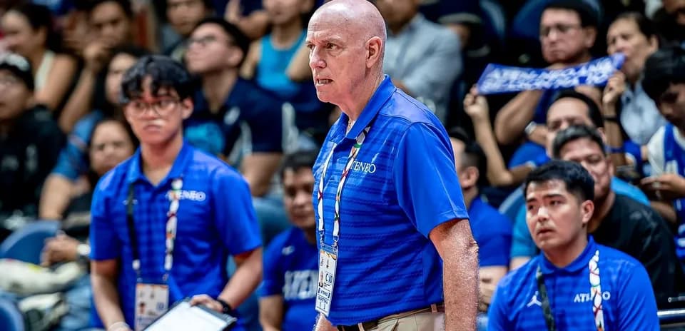 Basketchi murabbiyi o'yin davomida jamoaga ko'rsatma berayotgan