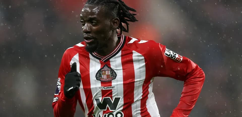 Futbolchi qishda o'yin davomida harakatda