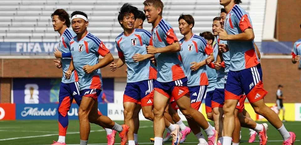 Yaponiya futbolchilari mashg'ulotda yugurmoqda