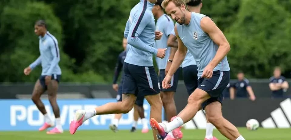 Futbolchilar mashg'ulotda harakatlanmoqda