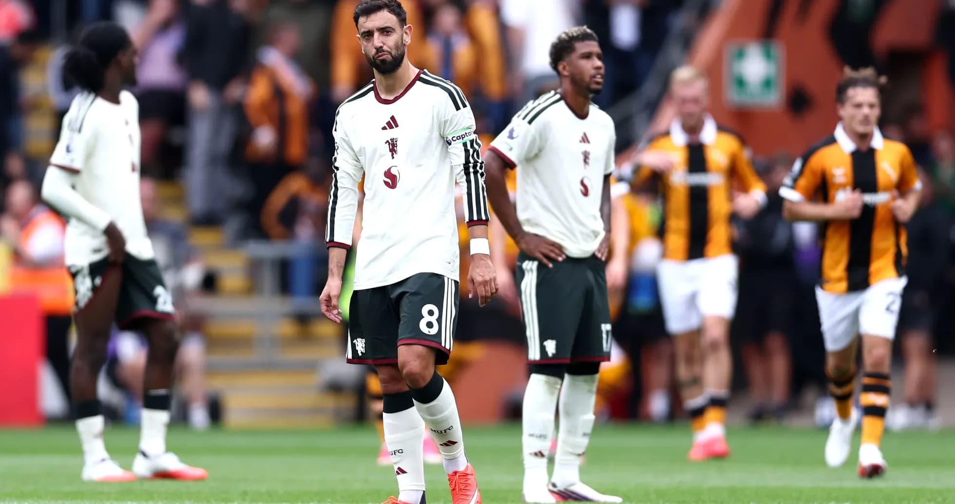Futbolchilar o'yin tugagach, maydonda turishmoqda
