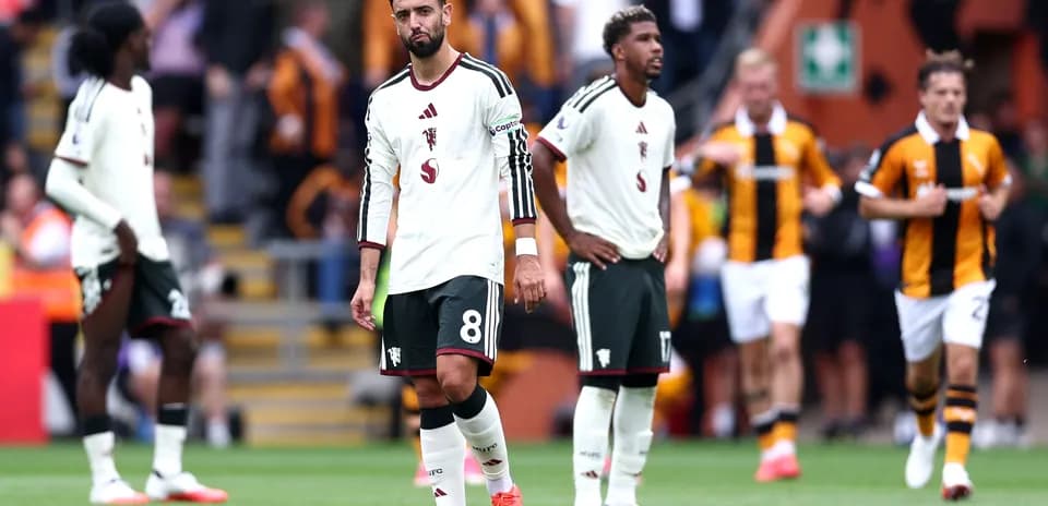 Futbolchilar o'yin tugagach, maydonda turishmoqda