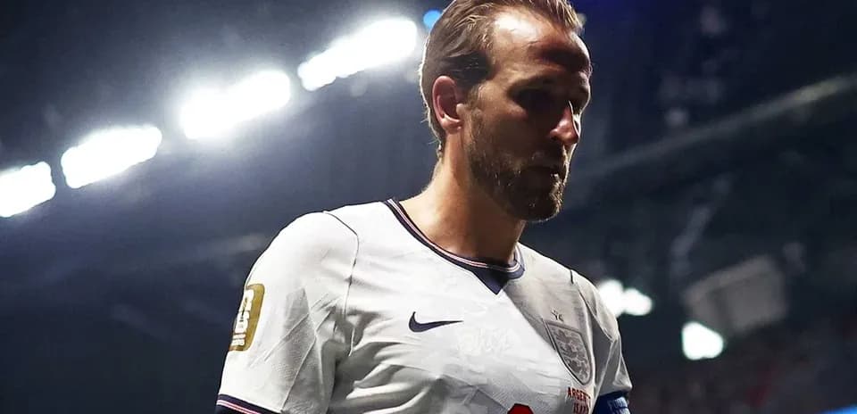 Futbolchi maydondan chiqib ketmoqda