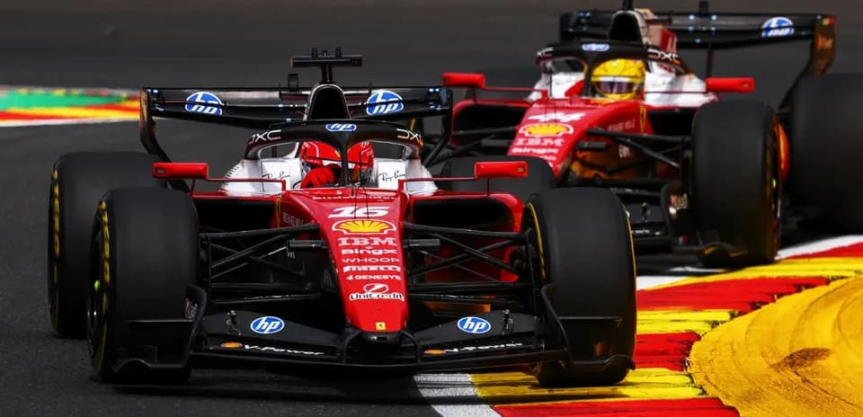Ikki Ferrari mashinasi poyga yo'lida bir-biriga yaqin